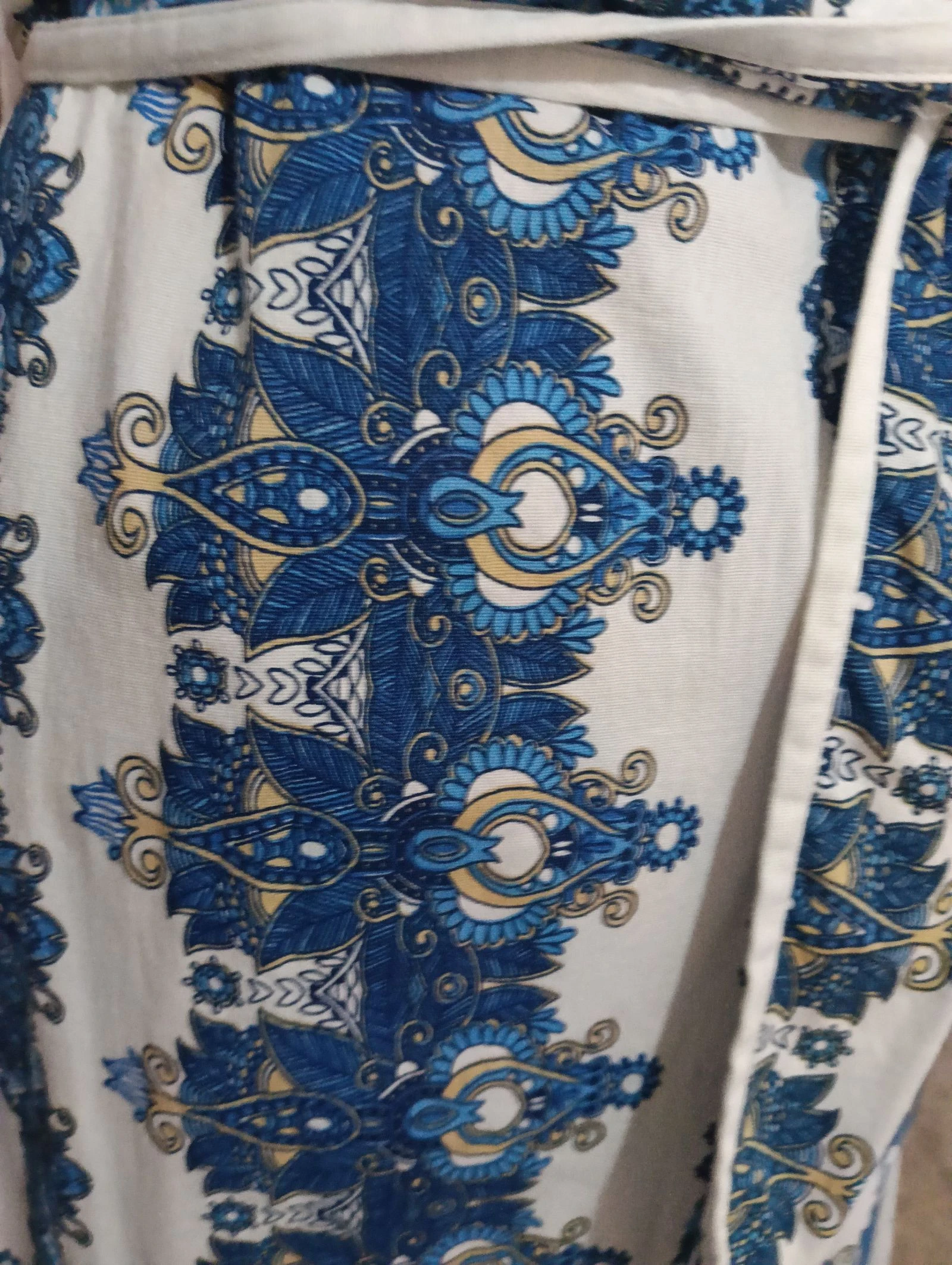 Witte blousejurk met kant, bedrukte rok en bijpassende riem – photo 12